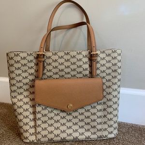MICHAEL KORS Tote w/zipper compartment LIKE NEW